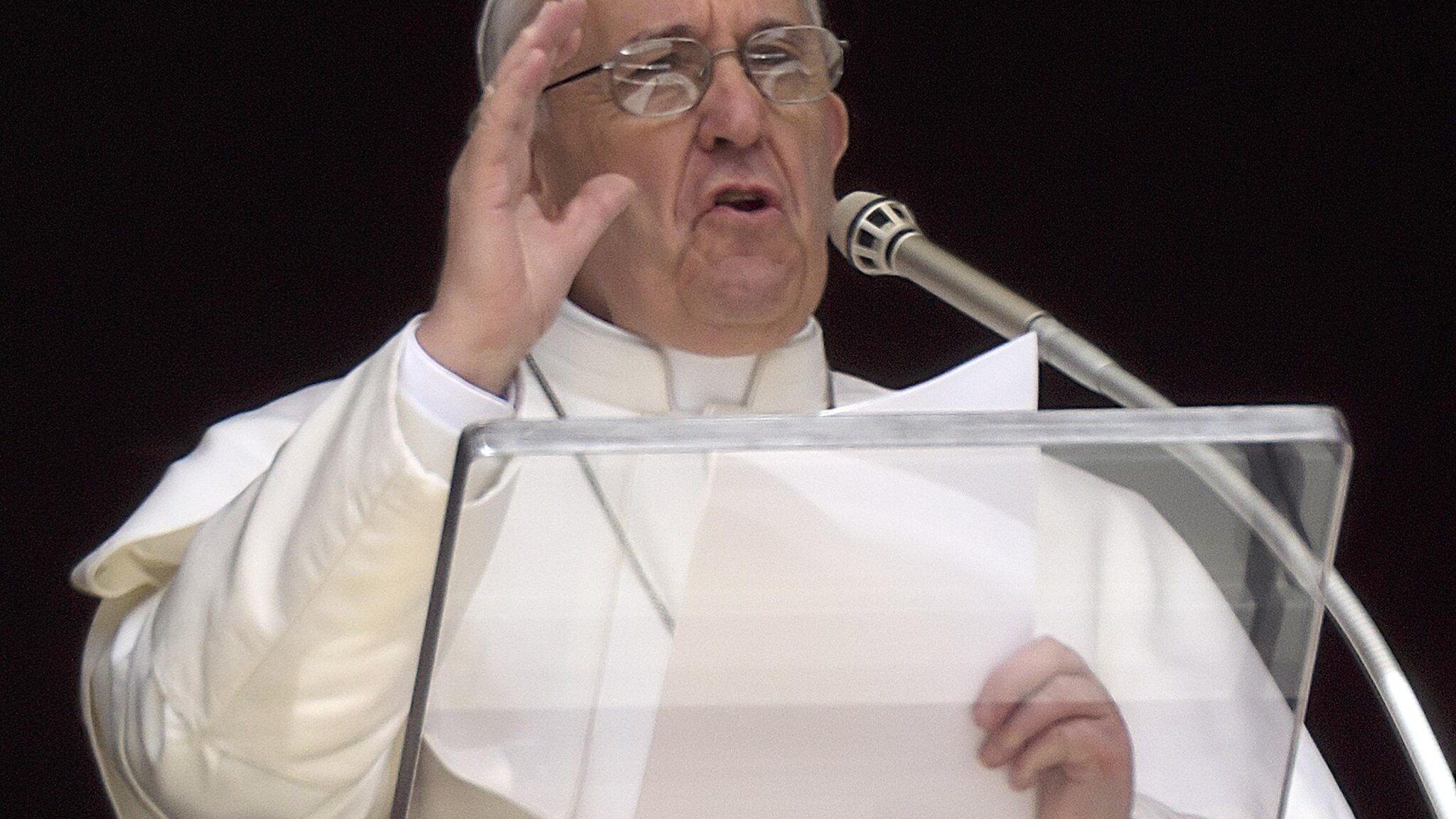 Papa Francesco, durante il Regina Coeli, ha detto che “non bisogna avere paura di vivere da cristiani”. Il Papa, che oggi pomeriggio sarà alla basilica di San Giovanni in Laterano, ha anche ricordato tra gli applausi Giovanni Paolo II nell’anniversario della sua morte.