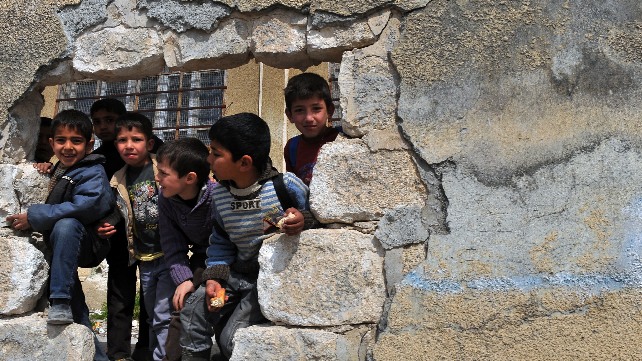 Secondo quanto riferiscono gli attivisti siriani diversi bambini sono rimasti uccisi e feriti in un villaggio nella provincia di Idlib, bombardato da colpi di artiglieria. Sarebbero almeno 14 le vittime.