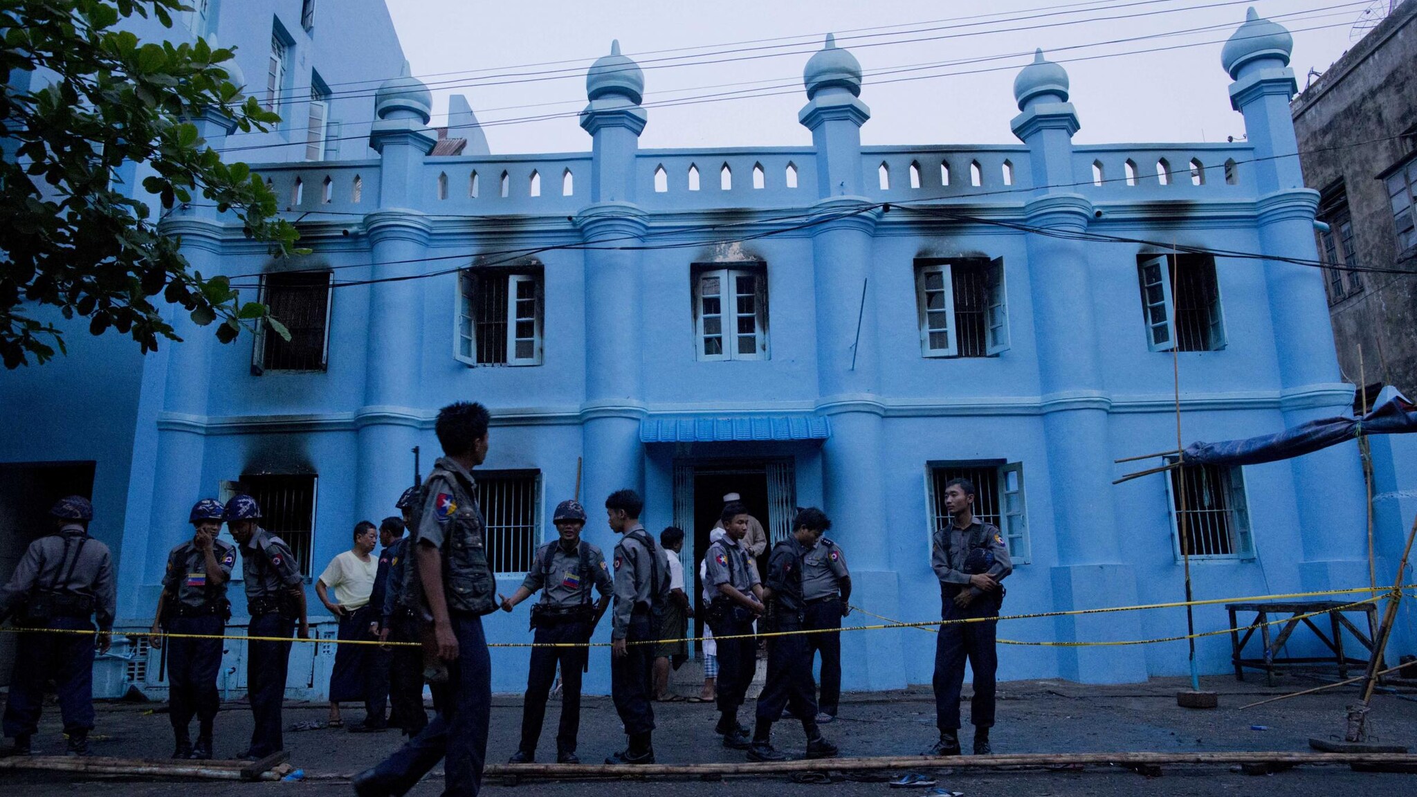 Tredici ragazzini, tutti tra i 13 e i 14 anni, sono stati uccisi dalle fiamme divampate in una scuola di Rangoon. Lo ha riferito la polizia che parla di un incidente nonostante le tensioni che ci sono tra musulmani e buddisti e che recentemente hanno già provocato la morte di 43 persone.