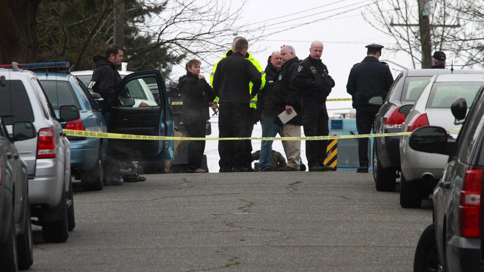 Ancora sangue in America: secondo quanto riportano i media locali quattro uomini e una donna sono rimasti uccisi in un complesso residenziale di Seattle.