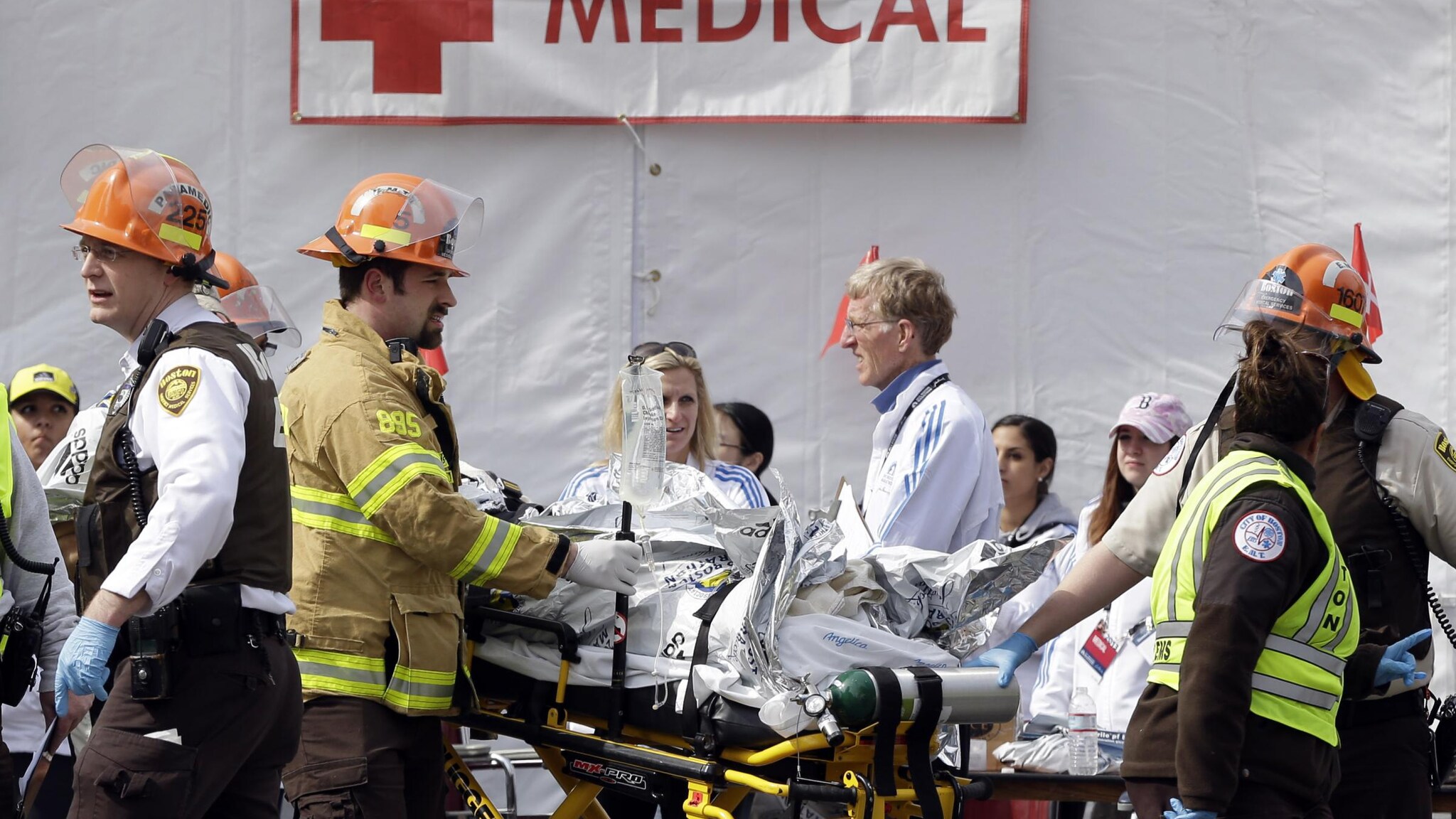 Il consolato italiano a Boston e la Farnesina hanno immediatamente attivato tutti i necessari contatti allo scopo di verificare la presenza di italiani e di prestare loro assistenza, dopo le esplosioni verificatesi durante la maratona.