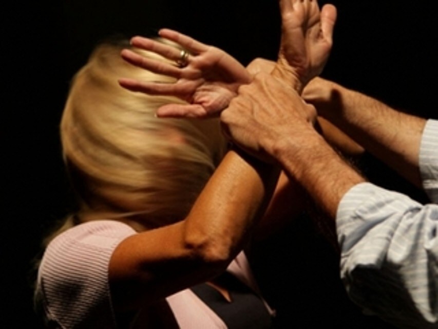 A Bari è stato organizzato un seminario che tratta il tema del femminicidio e Lucia, una vittima di violenza, ha trovato il coraggio di parlare dell’ex marito e dei maltrattamenti subiti. “Mi ha iniziato a picchiare subito dopo il matrimonio e ha continuato per 18 anni”.