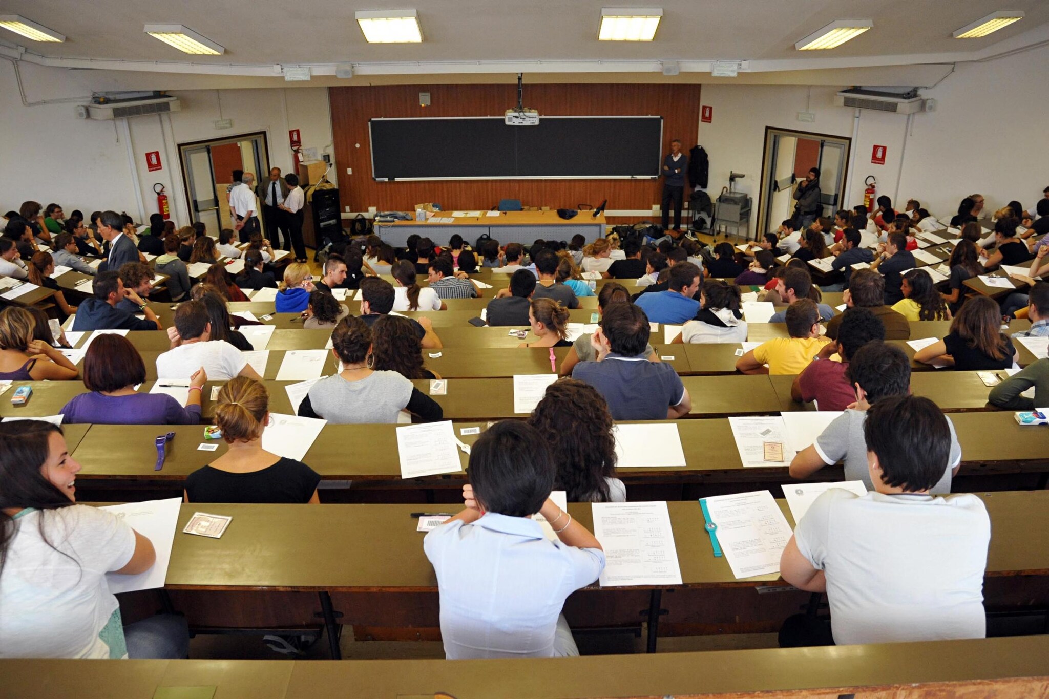 Iniziano tra le polemiche i test d’ingresso per le facoltà a numero chiuso che, come aveva annunciato il ministro Profumo, sono stati anticipati da settembre ad aprile. Oggi le prove di ammissione per Medicina e Odontoiatria in inglese.