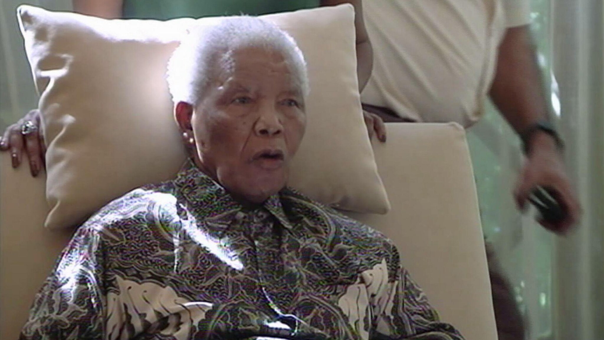 Il presidente del Sudafrica Zuma ha visitato l’anziano premio Nobel, reduce da un ricovero in ospedale, e ha voluto rassicurare la popolazione dicendo di averlo trovato in buone condizioni. C’è un video del loro incontro che però mostra Mandela visibilmente smagrito.