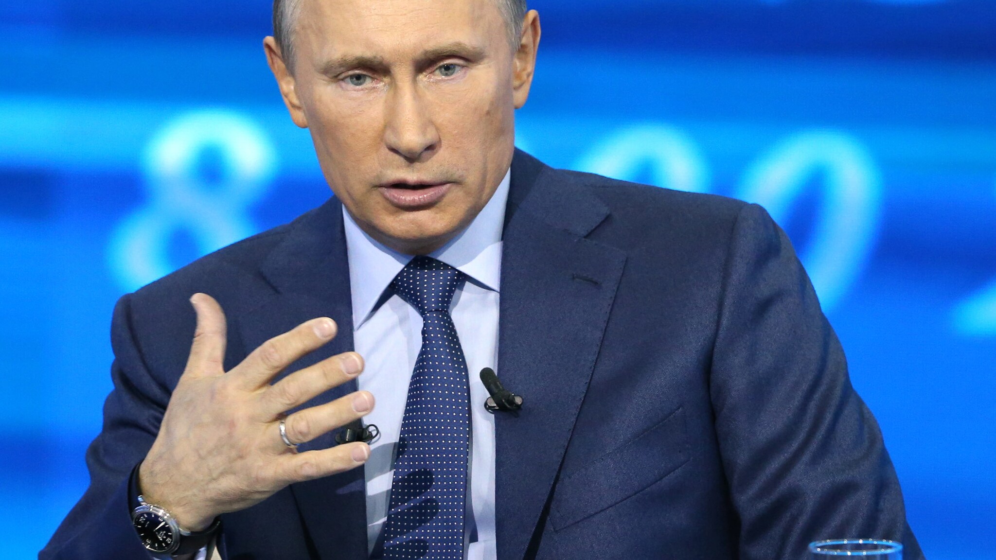 A qualche giorno dall’approvazione della legge in Francia, il presidente russo ha minacciato un cambiamento nelle regole di adozione dei bambini lì e negli altri Paesi occidentali che hanno già legalizzato il matrimonio tra persone dello stesso sesso.