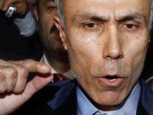 Ali Agca, l’uomo che sparò a Giovanni Paolo II, ha fatto arrivare un messaggio a Pietro Orlandi, il fratello della cittadina vaticana scomparsa circa 30 anni fa. Parla delle ultime testimonianze sul caso e dice: “Il castello dell’intrigo sta per crollare”.