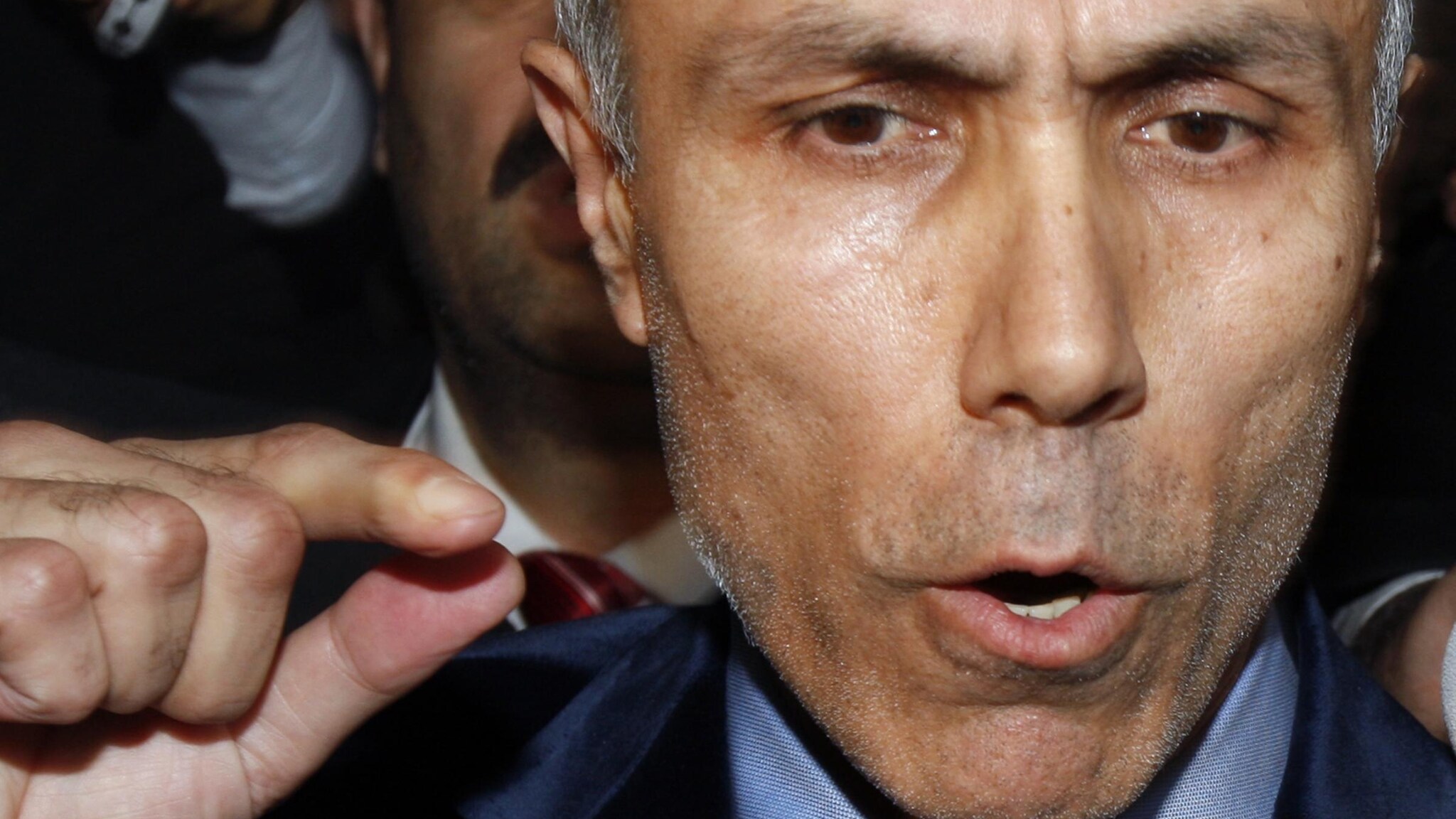 Ali Agca, l’uomo che sparò a Giovanni Paolo II, ha fatto arrivare un messaggio a Pietro Orlandi, il fratello della cittadina vaticana scomparsa circa 30 anni fa. Parla delle ultime testimonianze sul caso e dice: “Il castello dell’intrigo sta per crollare”.