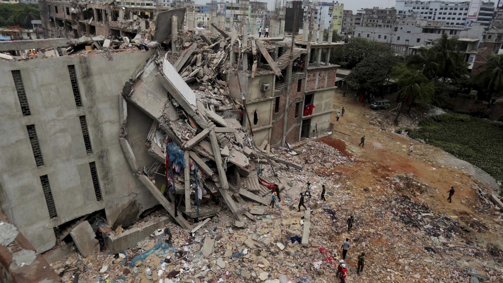 Altri corpi sono stati trovati sotto le macerie di Dacca, dove la scorsa settimana è crollato un edificio di otto piani. E le autorità hanno riferito che in 149 sono ancora dispersi.