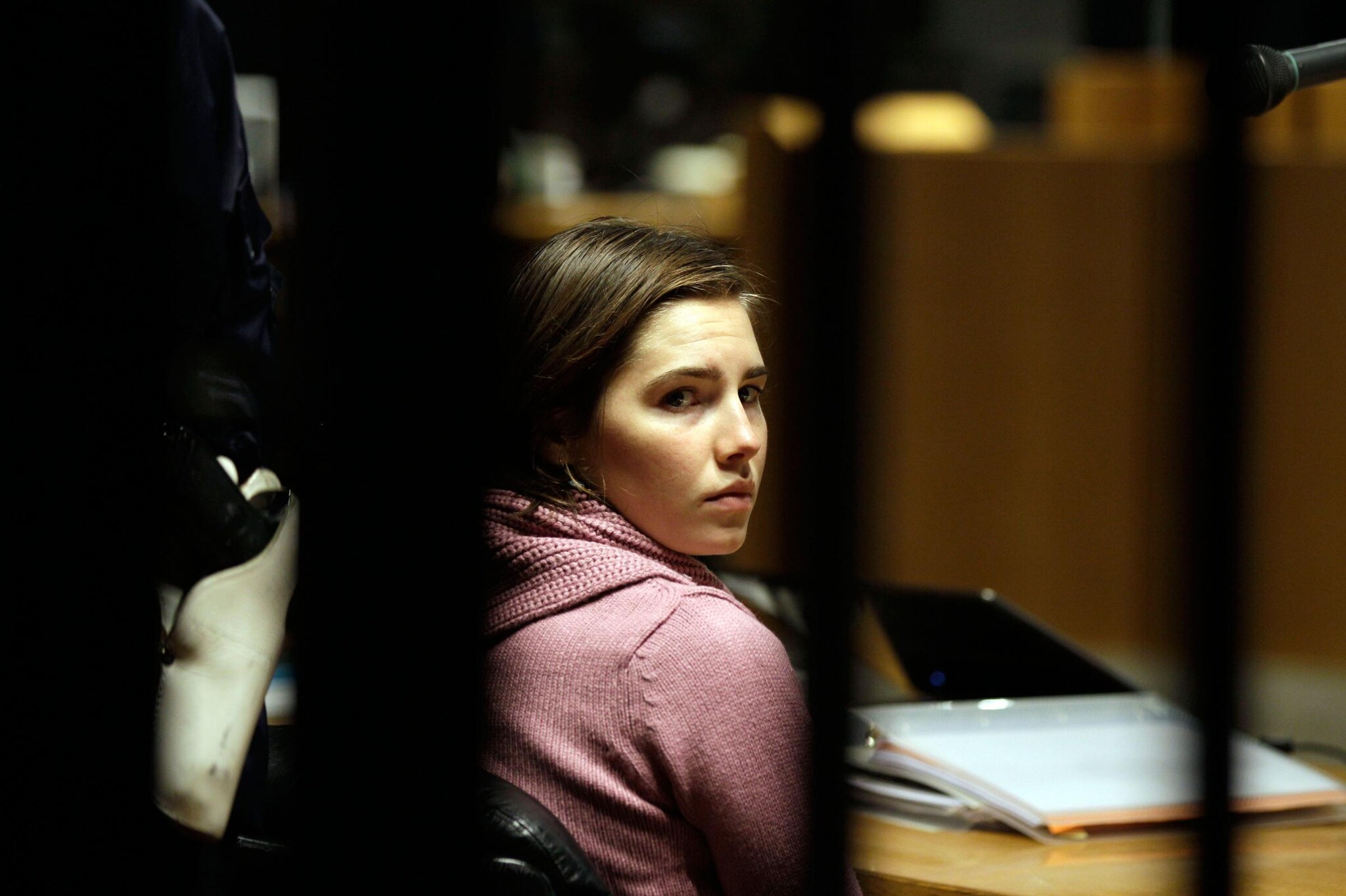 La ragazza di Seattle coinvolta nell’omicidio di Meredith Kercher si difende durante l’ennesima intervista televisiva. Amanda si scaglia contro il sistema giudiziario italiano, definendo l’impianto accusatorio “assurdo”, e se la prende anche con chi è ostile nei suoi confronti.