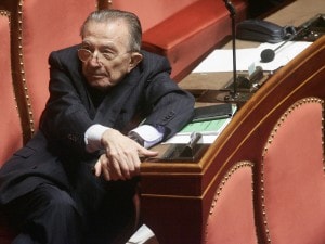 I senatori del M5S hanno continuato a discutere in aula nonostante il presidente avesse chiesto un minuto di rigoroso silenzio per ricordare Giulio Andreotti, il senatore a vita scomparso oggi. I grillini litigavano per il numero legale.