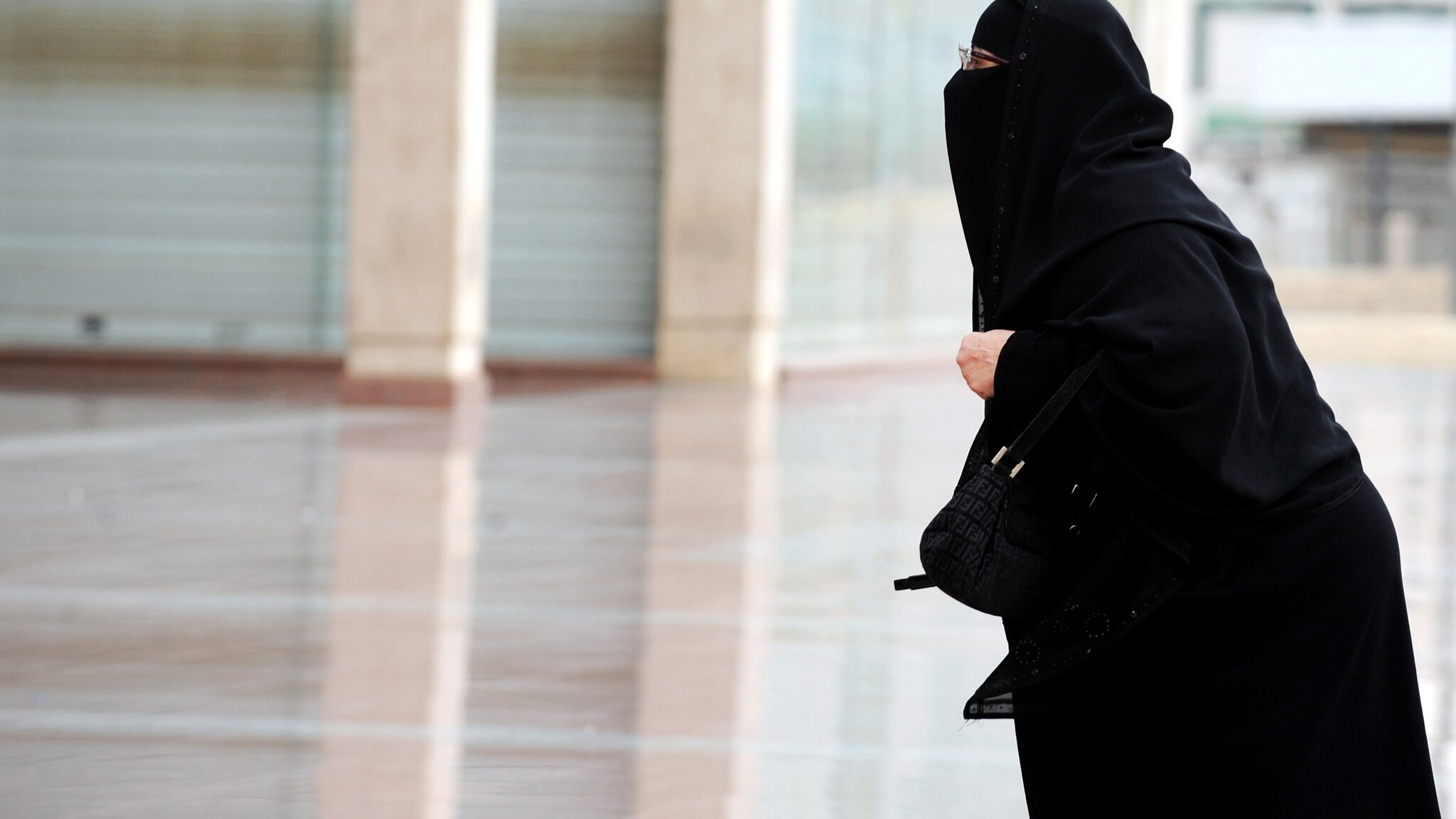 Due persone sono state condannate a 6 e 2 anni di carcere e a ricevere centinaia di frustate in Arabia Saudita perché un tribunale li ha riconosciuti colpevoli di aver convertito una donna al cristianesimo aiutandola a fuggire dal Paese.