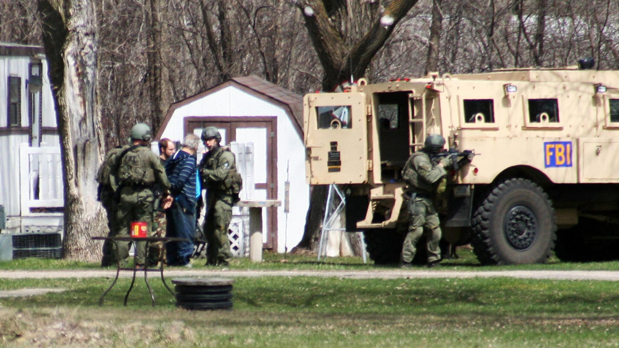 L’Fbi ha annunciato di aver sventato un “attacco terroristico circoscritto” in una cittadina del Minnesota: è stato fermato un uomo che aveva in casa armi e bombe fatte a mano.