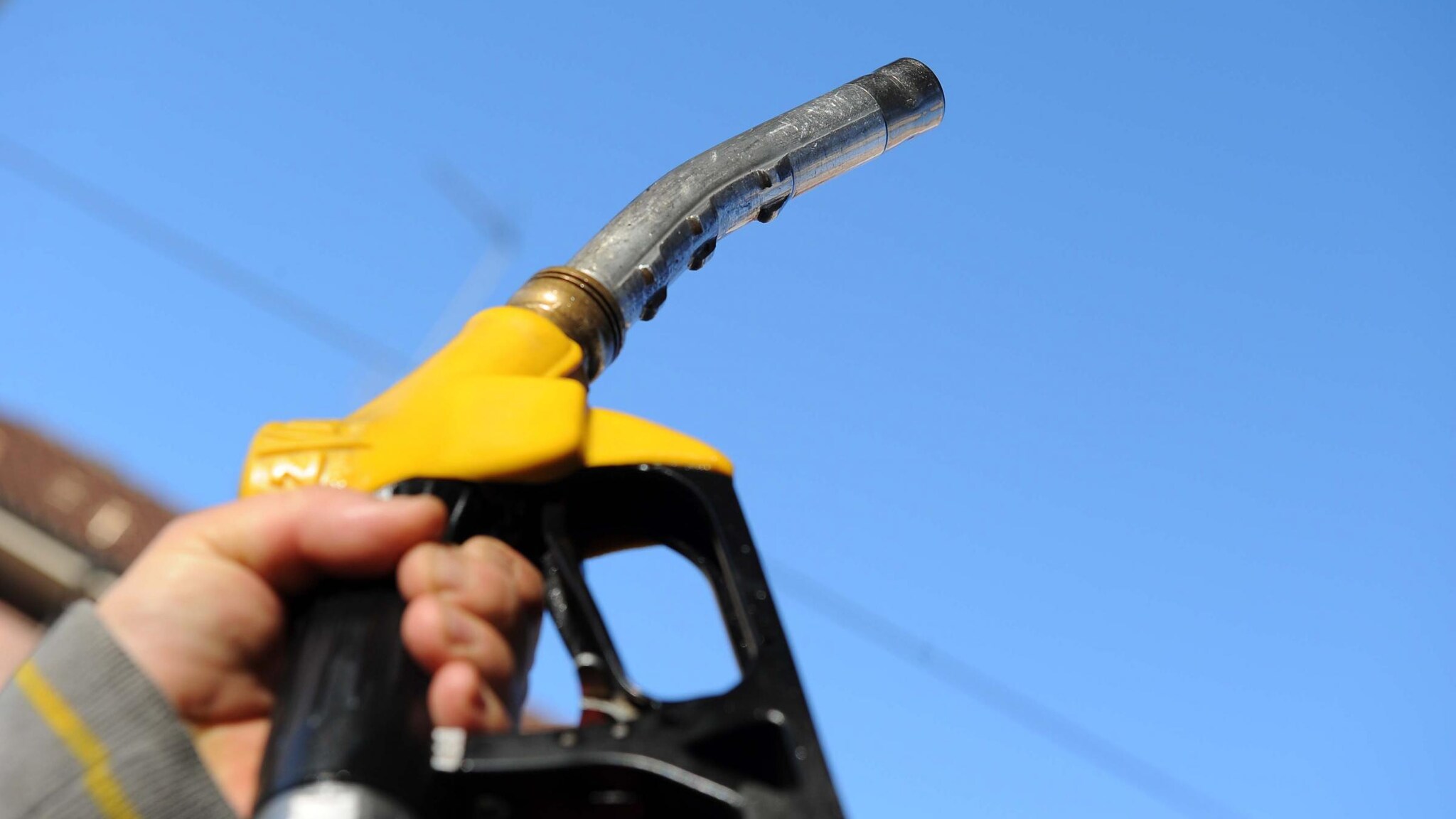 Nel fine settimana i prezzi dei carburanti sono aumentati di nuovo sotto la spinta di quotazioni ancora in rialzo, portandosi sopra 1,8 euro al litro per quanto riguarda la benzina e sopra 1,7 per il diesel.