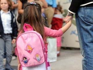 Il delitto avvenuto in un villaggio della provincia dello Hebel, vicino Pechino. Le vittime sono due sorelline di 5 e 6 anni avvelenate con uno yogurt da una donna il cui unico scopo sarebbe stato quello di screditare una scuola rivale.