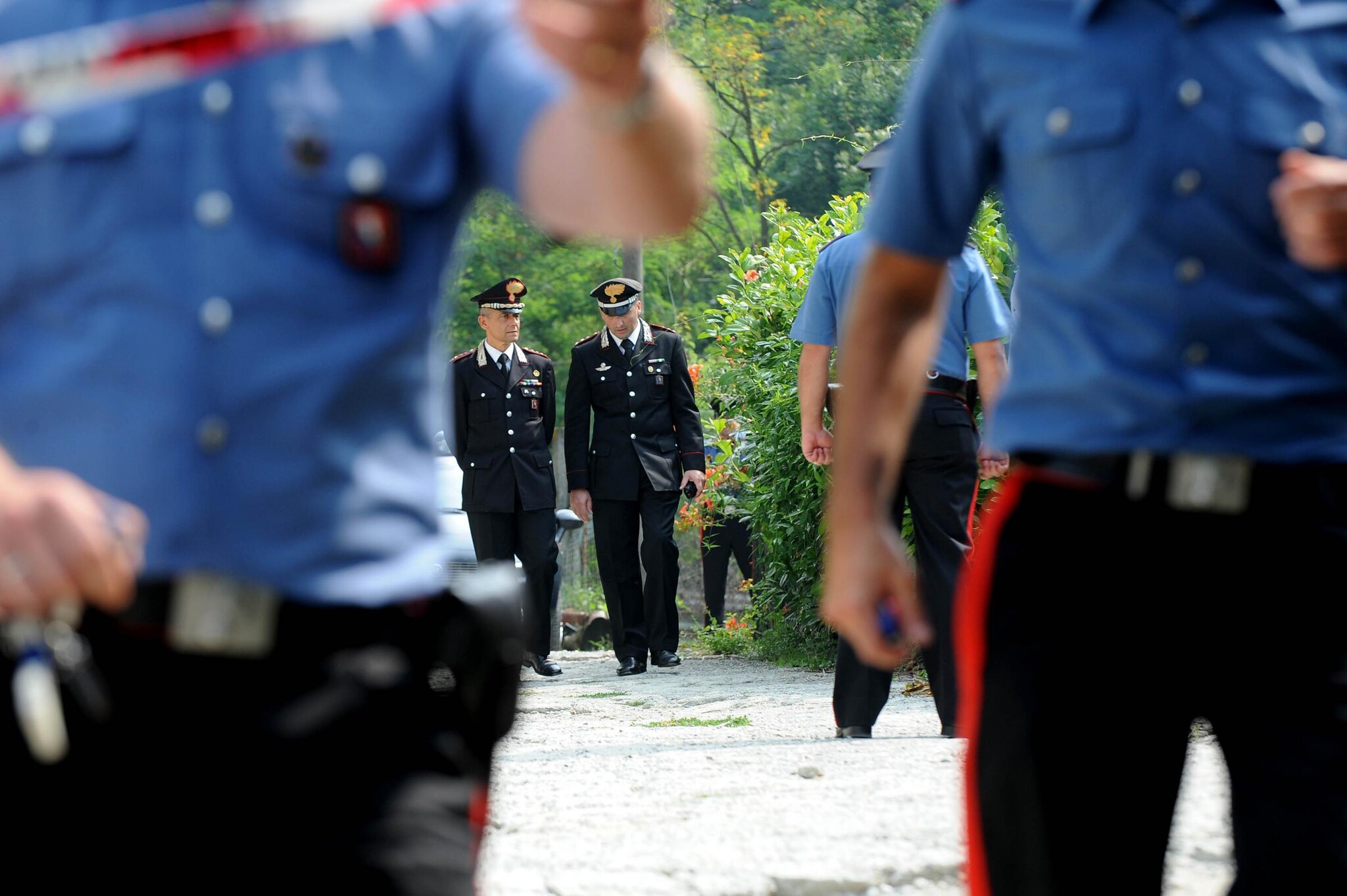 Un uomo e una donna sono stati trovati senza vita a Besate, nel milanese: secondo le prime informazioni lui avrebbe strangolato la moglie e poi si sarebbe impiccato. La coppia viveva in condizioni precarie: lui alcolista, lei con disturbi psichici.