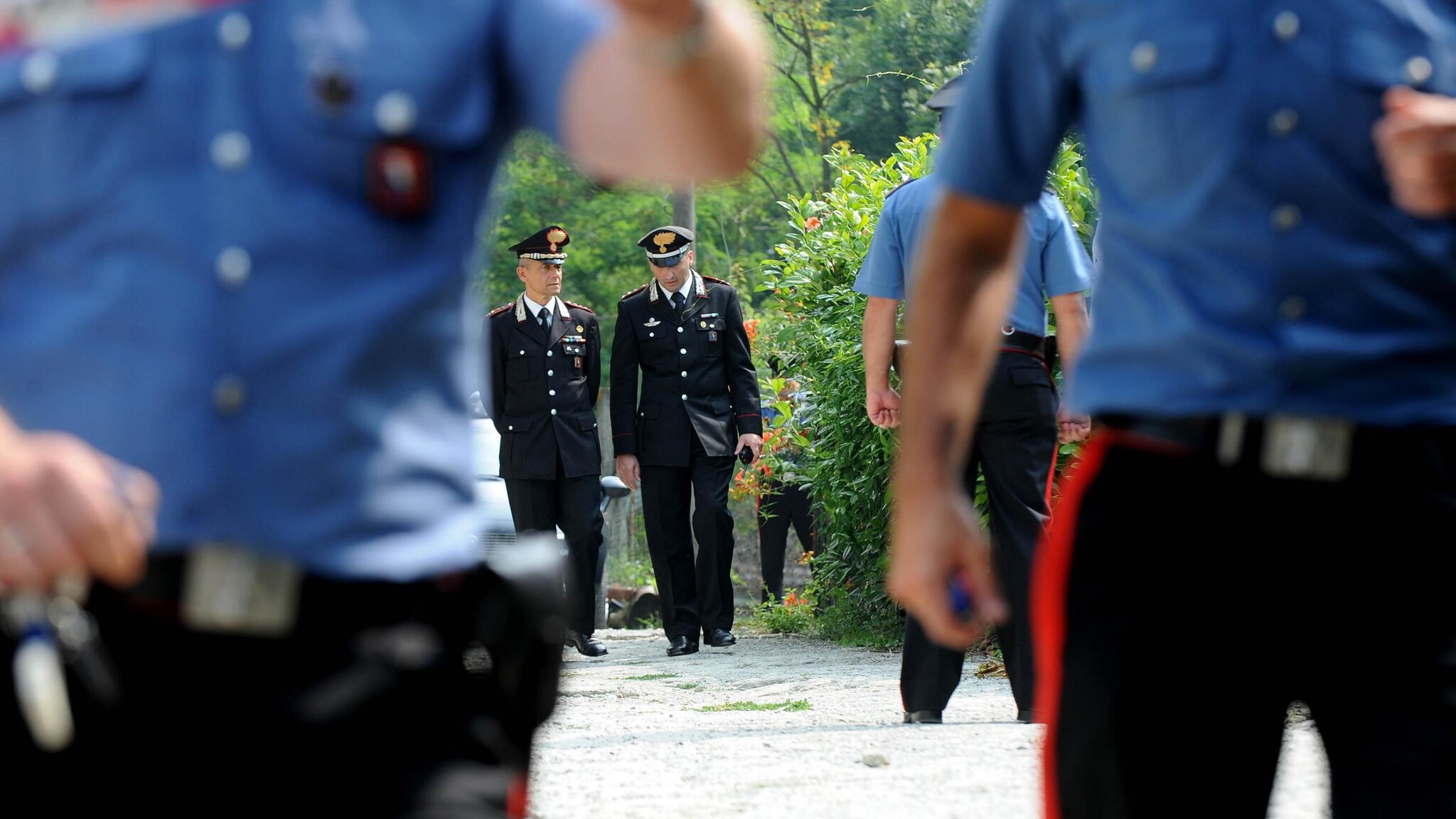 Un uomo e una donna sono stati trovati senza vita a Besate, nel milanese: secondo le prime informazioni lui avrebbe strangolato la moglie e poi si sarebbe impiccato. La coppia viveva in condizioni precarie: lui alcolista, lei con disturbi psichici.