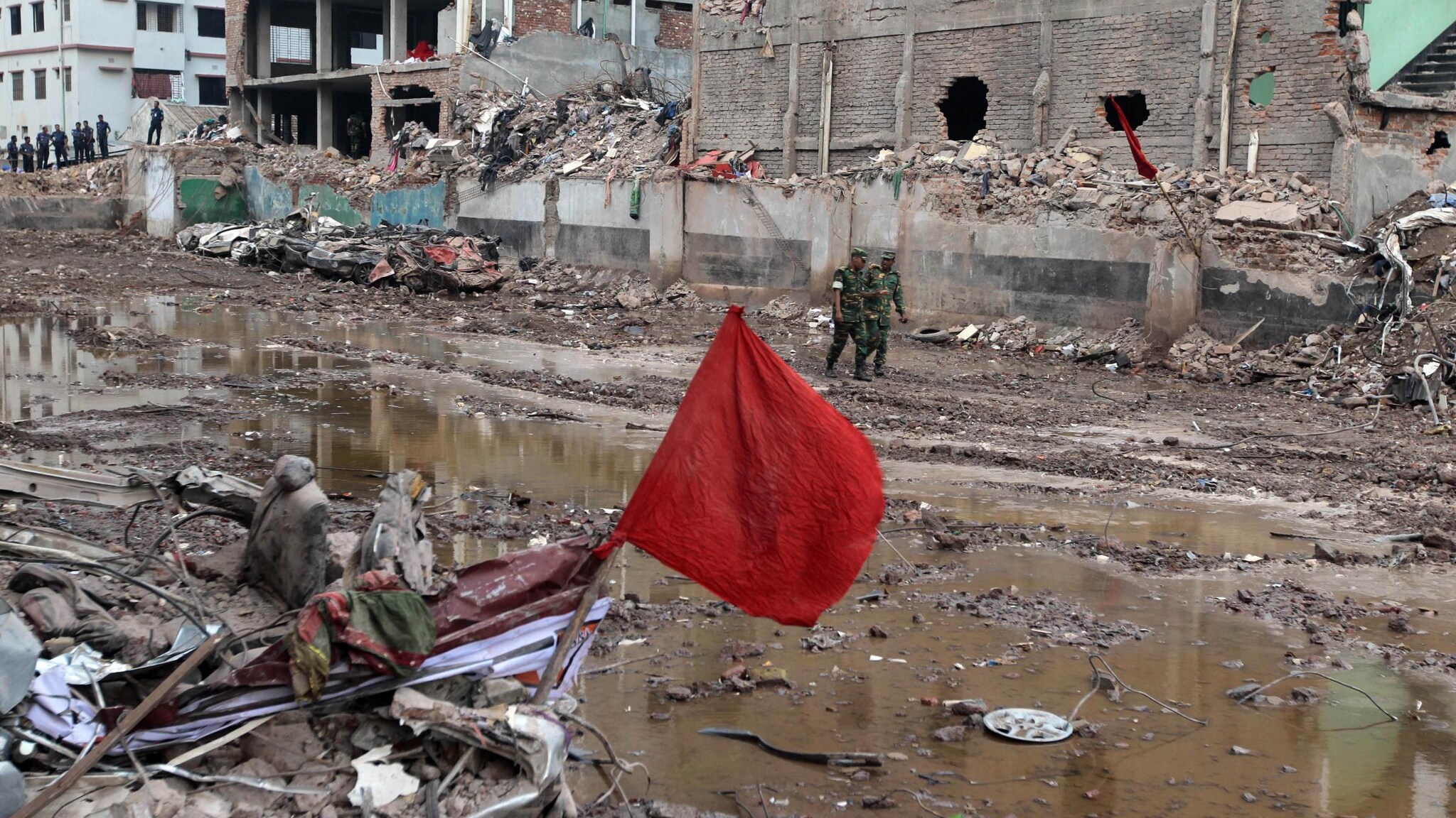 Mentre appare pressoché definitivo il drammatico bilancio del crollo dell’edificio “Rana Plaza”, a Dacca gli industriali hanno deciso di chiudere 200 fabbriche tessili a causa delle continue proteste degli operai. Lo ha annunciato il presidente dell’Associazione dei produttori ed esportatori di abbigliamento.