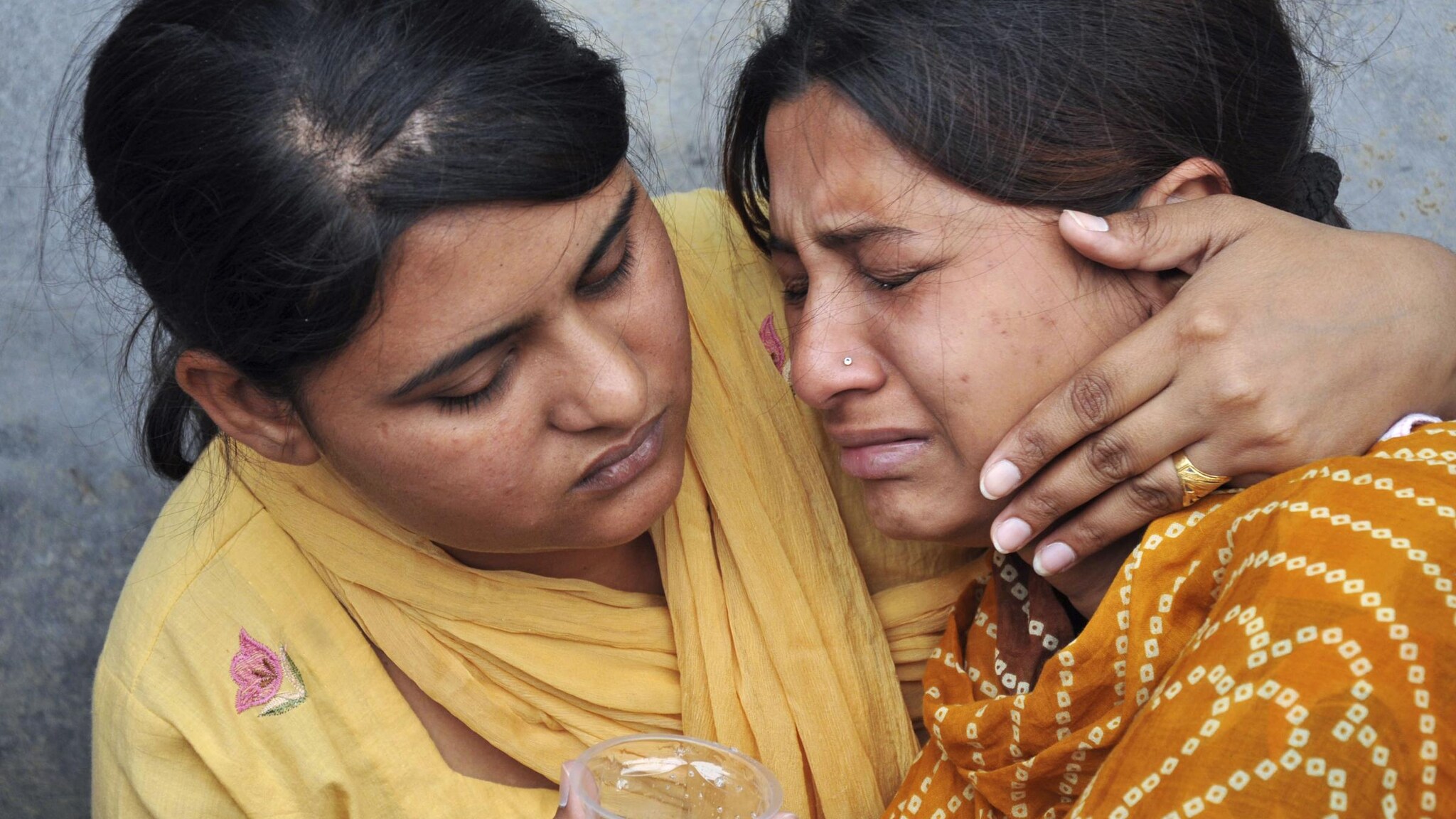 Almeno 17 bambini sono morti nell’esplosione del serbatoio di gas dello scuolabus sul quale viaggiavano, nella periferia della città di Guajarat. Una decina sono rimasti feriti.