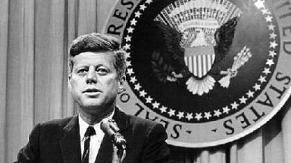 Per il ventenne John Fitzgerald Kennedy il nazista Adolf Hitler “era fatto della stoffa di cui sono fatte le leggende”. Era il futuro presidente americano a dirlo, secondo quanto emerge dagli appunti scritti durante un viaggio in Europa.