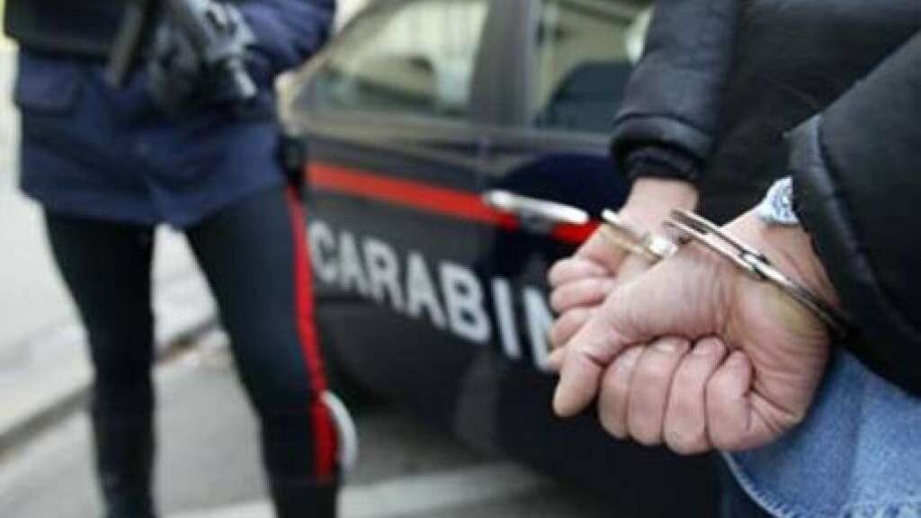 Un uomo è stato arrestato nella provincia di Frosinone con le accuse di maltrattamenti in famiglia, violenza sessuale e percosse: costringeva sua moglie a girare film porno davanti ai figli mentre lui guardava. L’aveva minacciata anche di farle fare “la fine di Melania Rea”.