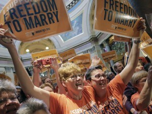 Il Senato del Minnesota ha votato a favore della legge che legalizza i matrimoni omosessuali, passata già una settimana fa alla Camera. Subito dopo la diffusione del risultato nell’aula sono esplosi i festeggiamenti.