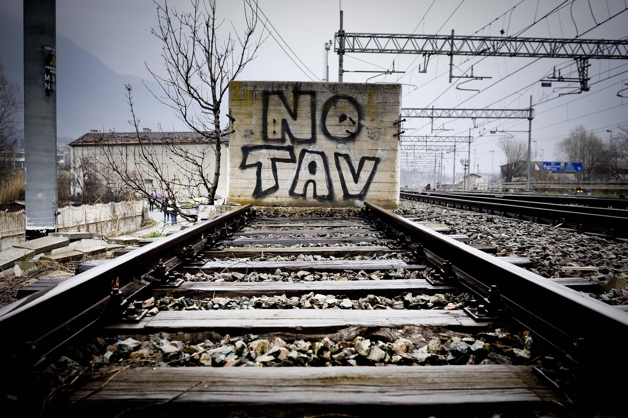 Il senatore “sì Tav” del Pd Stefano Esposito è rimasto “bloccato” ieri sera, insieme al collega Stefano Lepri, a Bussoleno, dove vi è stata una contestazione di alcuni No Tav. “La Valle non vi vuole, andate via”, gridavano i manifestanti.