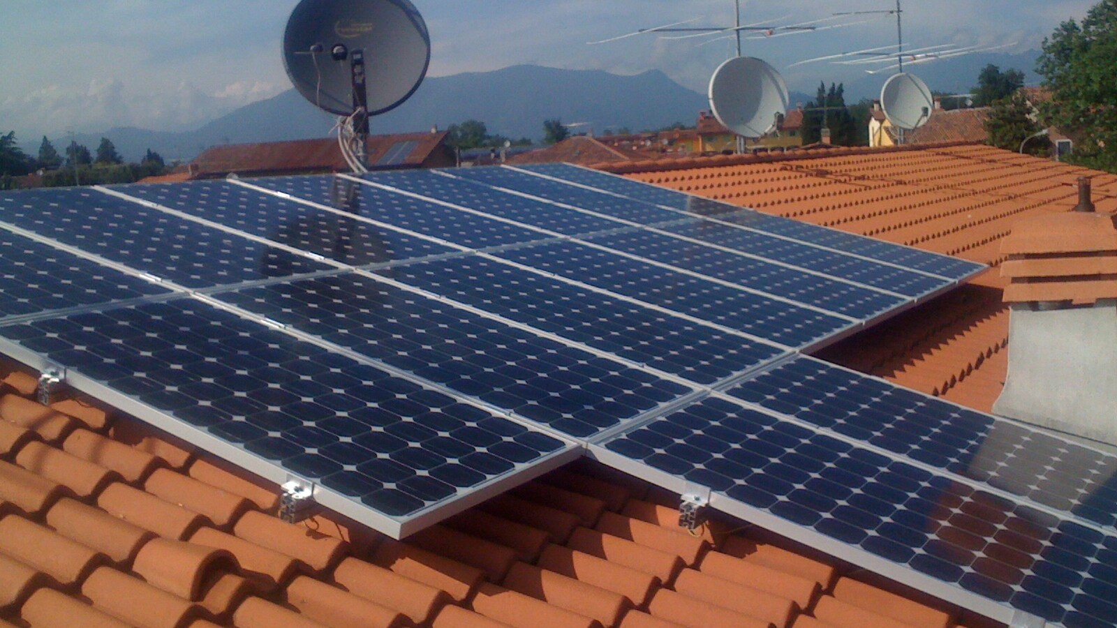 Nel corso di un’operazione nel Rione Salicelle i carabinieri hanno scovato una lussuosa casa con giardino, costruita anche con l’appropriazione di parti comuni di un isolato, che presentava perfino un impianto fotovoltaico.