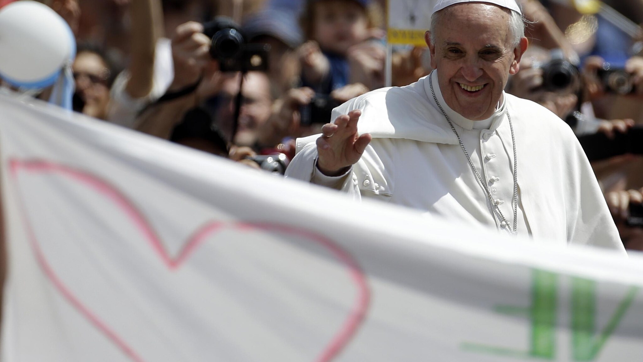 Papa Francesco, nel corso dell’incontro con i vertici della Caritas Internationalis, ha affermato che la carità è parte essenziale della missione della Chiesa. “È la carezza della Chiesa al suo popolo”, così si è espresso Bergoglio.