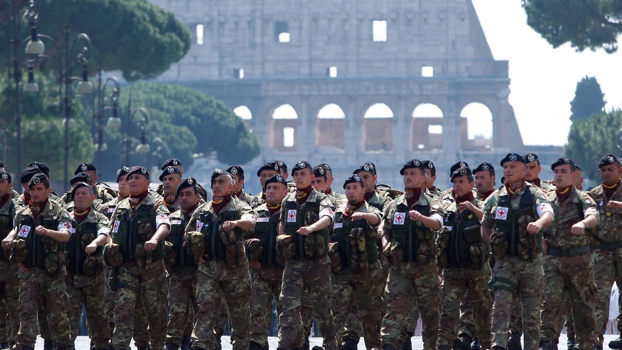 Stamane il Quirinale ha comunicato che “per ragioni di sobrietà” quest’anno non ci sarà il tradizionale ricevimento previsto il giorno precedente la festa della Repubblica. Sel apprezza il gesto ma chiede di fare di più: destinare i soldi della parata alle misure contro la crisi.