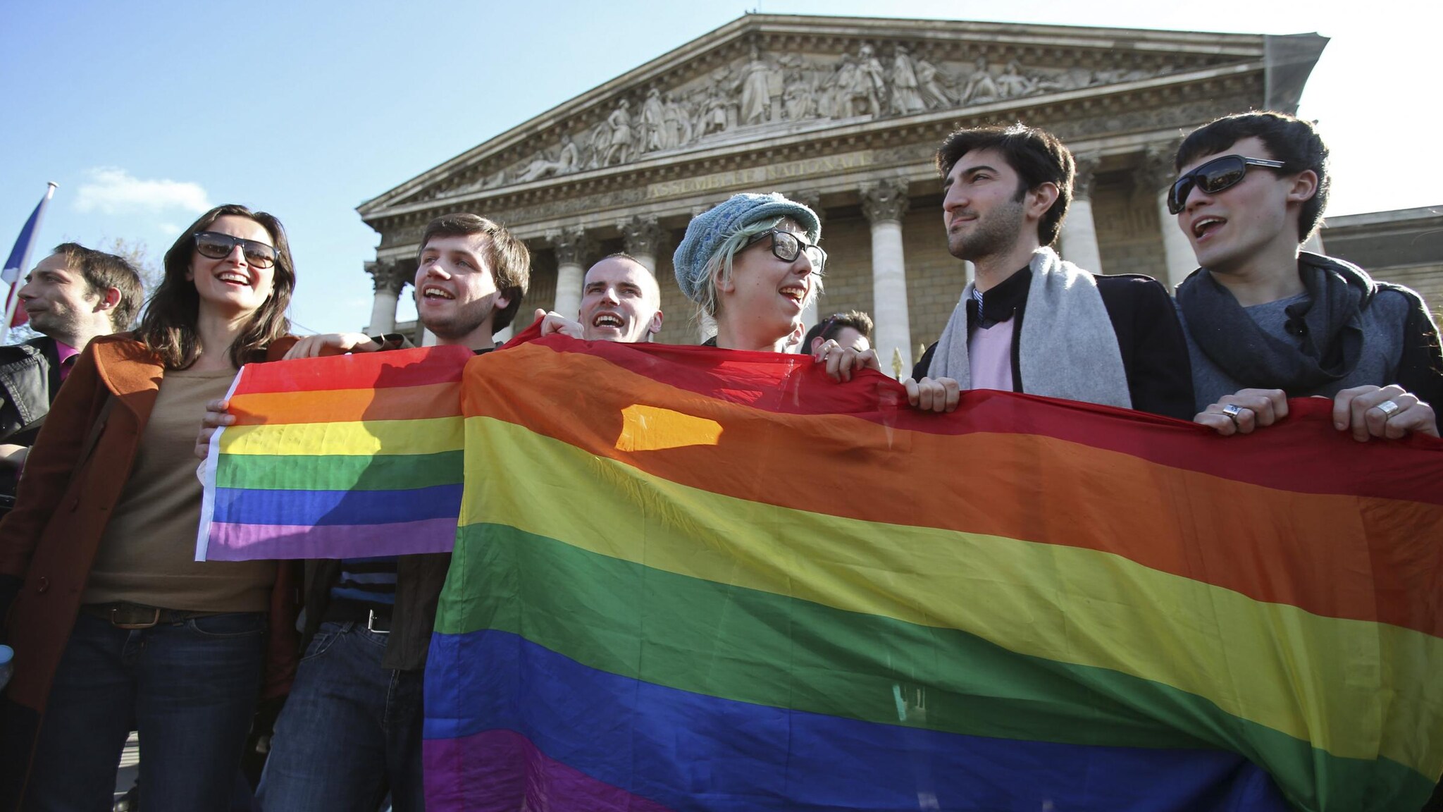 Proprio nella Giornata Mondiale contro l’Omofobia il Consiglio costituzionale francese ha dato il via libera alla legge che consente alle coppie omosessuali di sposarsi. Il ricorso era stato presentato dal partito conservatore Ump all’opposizione.