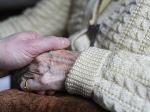 Strasburgo ha stabilito in una sentenza emessa oggi che il Paese elvetico deve chiarire a chi, per legge, è garantito l’accesso al suicidio assistito. La norma attuale non appare abbastanza chiara. La decisione dei giudici riguarda il ricorso di una donna.