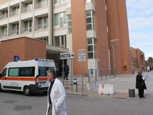 Stanotte la strage familiare a Sannicandro, dove un uomo ha ucciso moglie e figlia e si è suicidato. Claudio, il figlio di 24 anni, è in coma irreversibile. E stasera tutti insieme avrebbero dovuto festeggiare in villa la festa della 20enne Letizia.