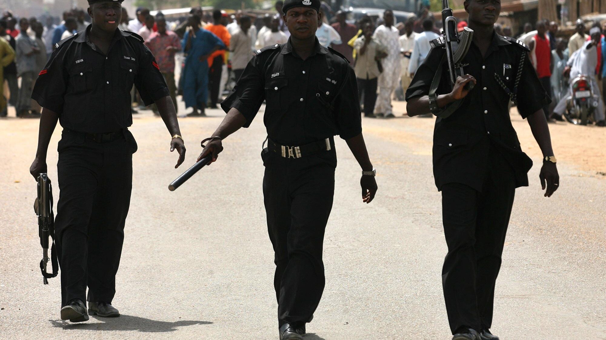 Due giorni fa militanti nigeriani hanno ucciso 46 agenti della polizia nello Stato di Nassarawa. I cadaveri dei poliziotti sono stati bruciati. Non è chiaro se i responsabili dell’agguato siano legati alla setta di Boko Haram.