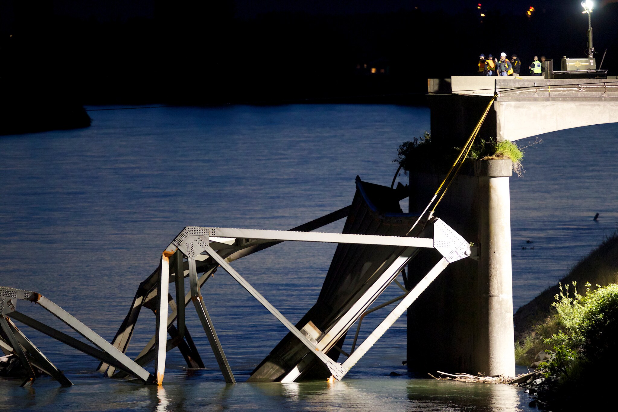 Un ponte sul fiume Skagit, a circa 70 chilometri da Seattle, è crollato forse a causa di un camion che ha urtato l’infrastruttura. Al lavoro i sommozzatori, non ci sarebbero vittime.