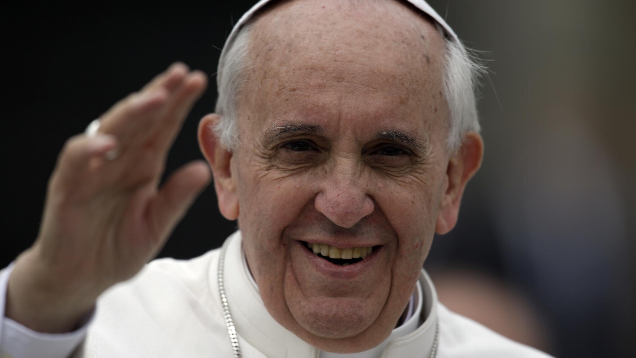 “Quanto si chiacchiera nella Chiesa! Quanto chiacchieriamo noi cristiani, le chiacchiere sono distruttive nella Chiesa”: così oggi Bergoglio nel corso della messa a Santa Marta. “Disinformazione, diffamazione e calunnia sono peccato!”.