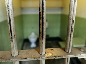Per ogni 100 posti, nei nostri penitenziari, ci sono 147 persone e ogni detenuto “costa” 116 euro al giorno. Siamo al terzo posto anche per numero assoluto di detenuti in attesa di giudizio, dopo Ucraina e Turchia. È quanto emerge dal rapporto del Consiglio d’Europa sulla popolazione carceraria nei 47 Stati membri.