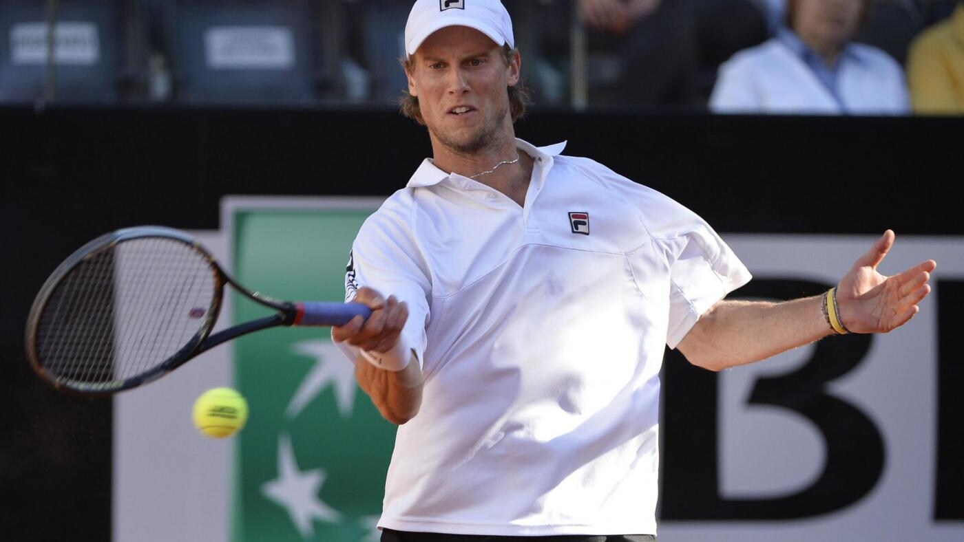 L'italiano, che ha sconfitto Leonardo Mayer, sfiderà nel secondo turno lo sloveno Kavcic. Nel torneo femminile hanno passato il primo turno Serena Williams e Sara Errani.