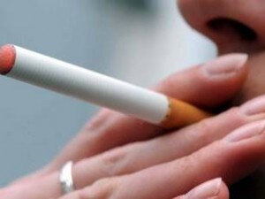 La tassa sarebbe tra le misure a copertura del decreto sui debiti della Pubblica amministrazione. La novità sarebbe prevista da un emendamento dei relatori per applicare l’accisa anche su prodotti contenenti nicotina o sostanza sostitutive del tabacco.
