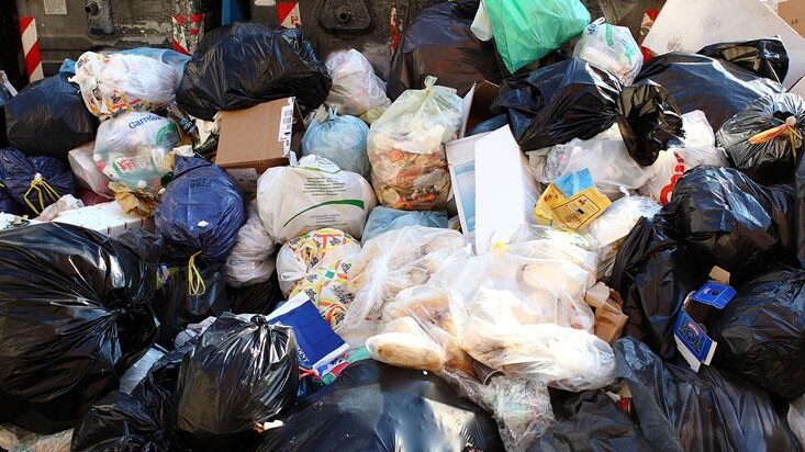Rifiuti per le strade di Napoli
