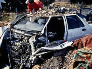 Ventuno anni fa morivano Giovanni Falcone, sua moglie Francesca Morvillo e tre agenti della scorta. L’ultima ipotesi giudiziaria fa riferimento a quella strage come a un attentato terroristico, realizzato ispirandosi alle azioni dei narcotrafficanti colombiani.