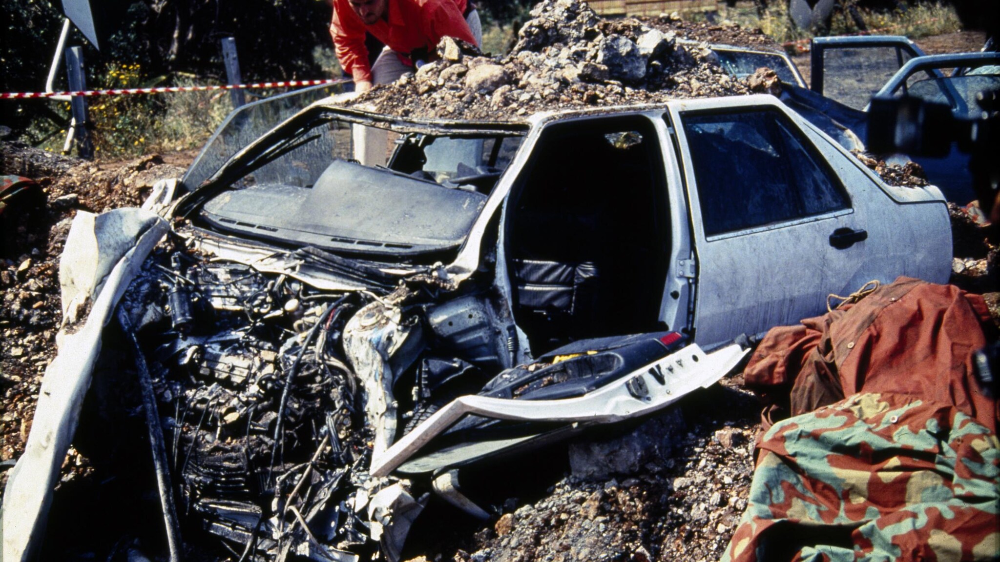 Ventuno anni fa morivano Giovanni Falcone, sua moglie Francesca Morvillo e tre agenti della scorta. L’ultima ipotesi giudiziaria fa riferimento a quella strage come a un attentato terroristico, realizzato ispirandosi alle azioni dei narcotrafficanti colombiani.