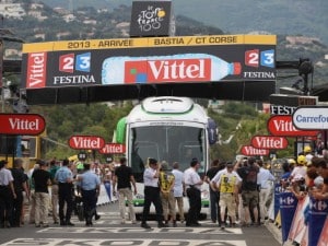il bus sul traguardo del tour