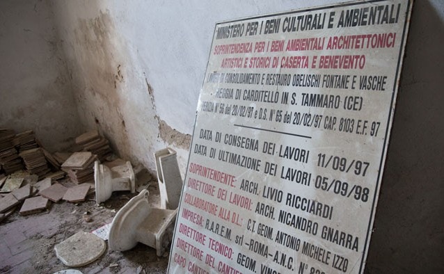 Un cartello riporta la data di ultimazione del restauro della Reggia di Carditello