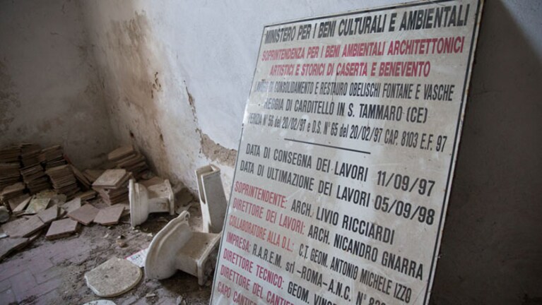 Un cartello riporta la data di ultimazione del restauro della Reggia di Carditello