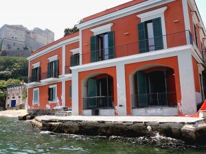 Villa Ferretti confiscata al clan Polverino cade a pezzi