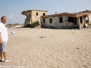 Un palazzo abusivo sulla spiaggia di Bagnara