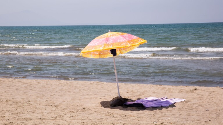 Licola, una spiaggia deserta dopo i sequestri