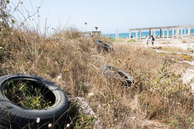 La spiaggia libera di Licola tra abusi edilizi e rifiuti