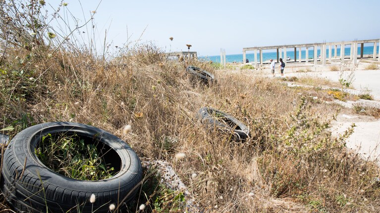 La spiaggia libera di Licola tra abusi edilizi e rifiuti