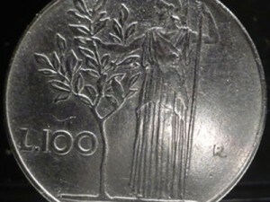 Una rara moneta da 100 lire del 1955